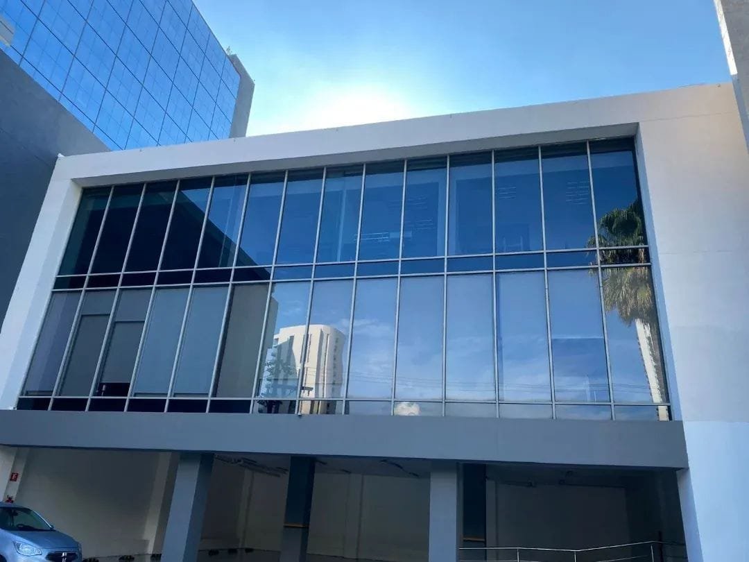 Edificio comercial con ventanas polarizadas